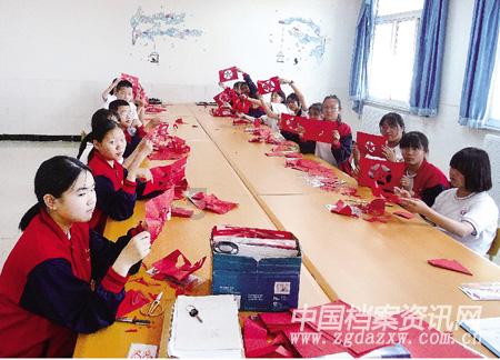 男孩在海底捞想听生日快乐歌，结果尴尬的抠出三室一厅